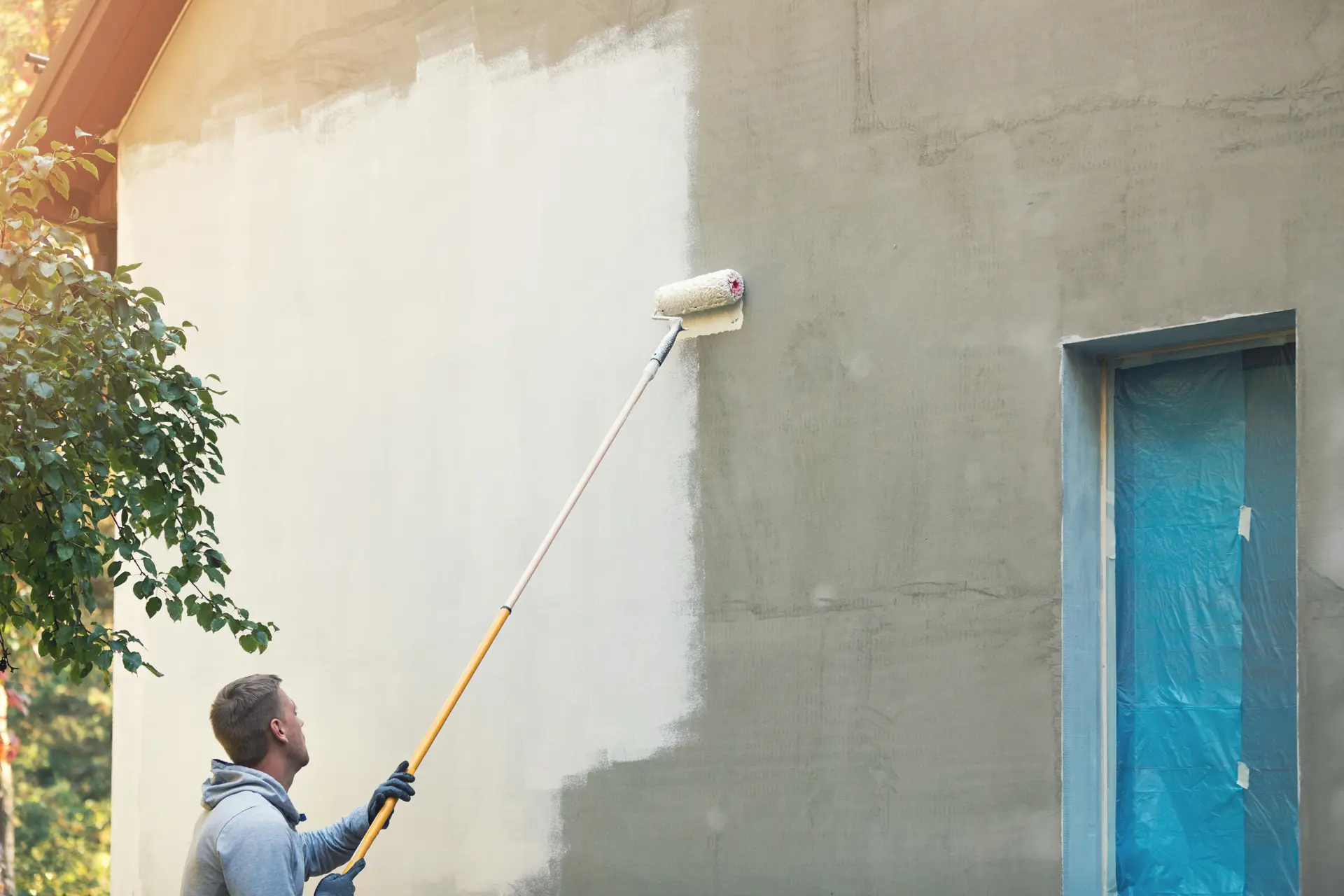 Pintor trabajando en una fachada en El Puerto